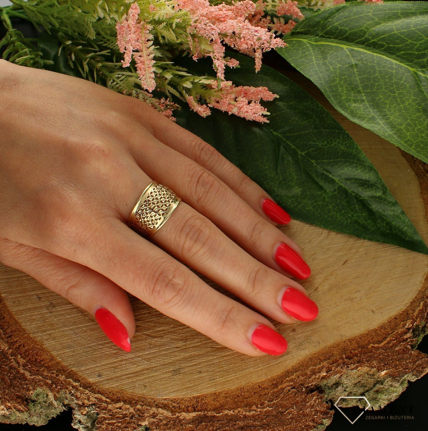 Złoty pierścionek szeroka obrączka 333 z ażurowym wzorem PI 5870 333. Efektowny i niezwykle szykowny dodatek do eleganckich oraz co dziennych zestawień, urzeka subtelnym tłoczeniem na powierzchni kru.jpg